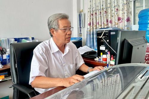 Người cao tuổi bước vào thế giới số