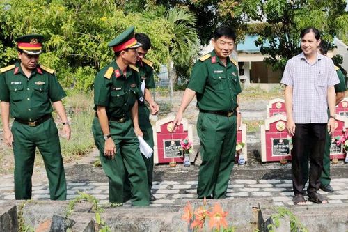 Lãnh đạo Quân khu 9 kiểm tra công tác quản lý, chăm sóc Nghĩa trang Liệt sĩ phường Tịnh Biên