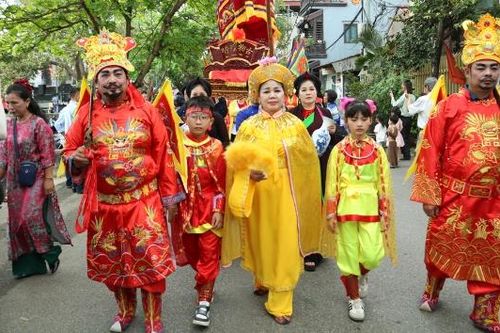 Khai hội đền Vua Bà Thủy tổ Quan họ