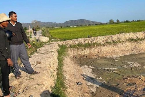Ruộng thiếu nước do công trình đập dâng Uar xuống cấp