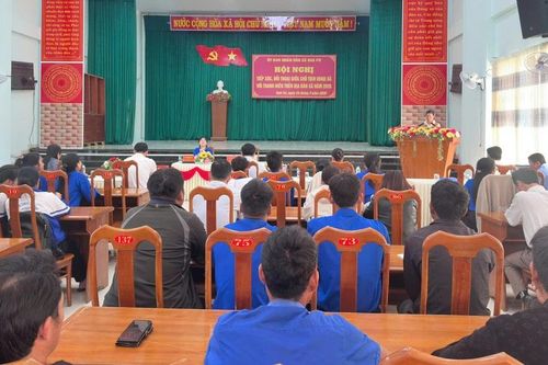 Chủ tịch UBND xã Đak Pơ đối thoại với đoàn viên, thanh niên