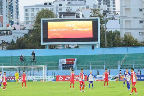 Những nhịp 'VAR' cảm xúc trên sân vận động 19-8