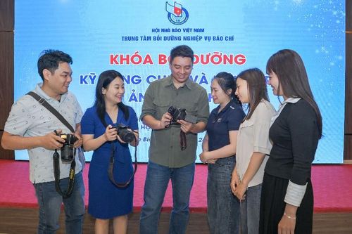 Khai giảng khóa bồi dưỡng kỹ năng chụp và biên tập ảnh báo chí