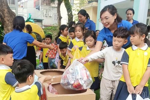 Ngày hội 'Đổi rác lấy quà' - Lan tỏa thông điệp sống xanh từ lứa tuổi mầm non