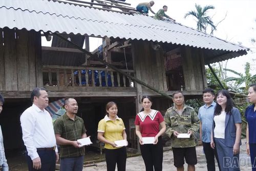 Lãnh đạo HĐND tỉnh thăm, hỗ trợ người dân bị thiệt hại do dông lốc