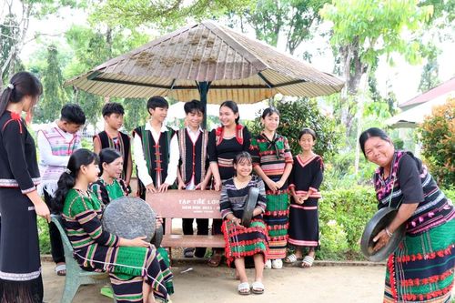 Lớp dạy chiêng 'giữ lửa' văn hóa Mạ trong trường học