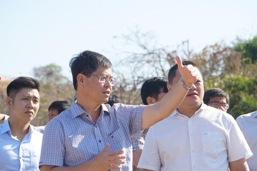 Phó Chủ tịch UBND tỉnh Lâm Đồng Nguyễn Hồng Hải kiểm tra tiến độ dự án đường ven biển