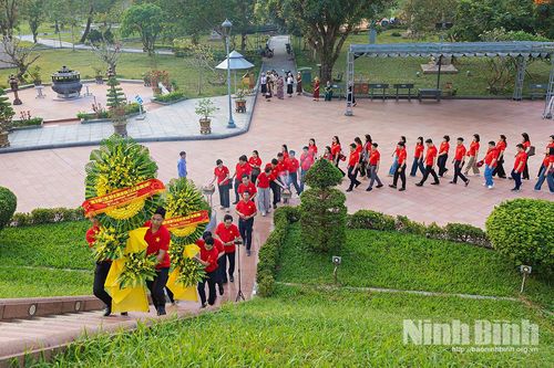 Ban Quản lý Khu kinh tế và các khu công nghiệp tỉnh tổ chức chương trình về nguồn