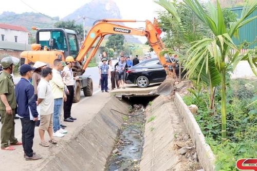 Giải tỏa hành lang giao thông trong phạm vi đất đã được bồi thường tại thôn 6, xã Chiềng Mung