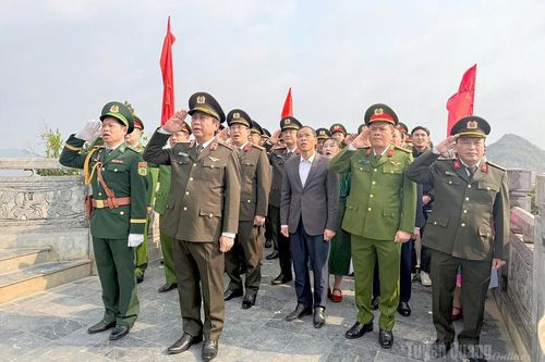 Công an tỉnh sinh hoạt chính trị dưới cờ tại xã Lũng Cú