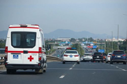 Làm sao nhận biết xe ưu tiên khi gặp ô tô phát tín hiệu?