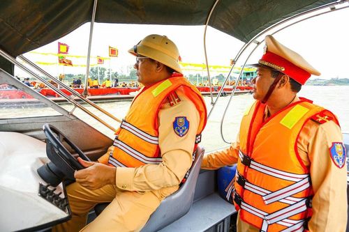 Hà Nội: Cảnh sát đường thủy bảo đảm giao thông phục vụ lễ hội trên sông Hồng