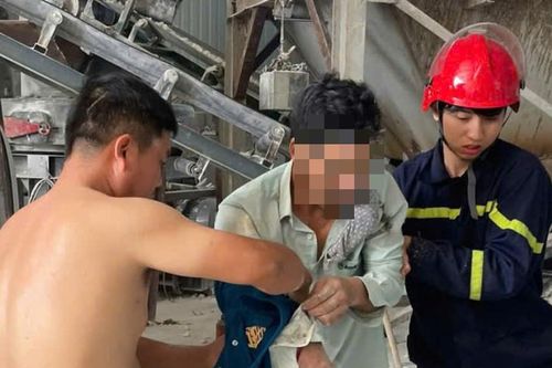 Cảnh sát giải cứu nam công nhân bị mắc kẹt trong máy nghiền đá