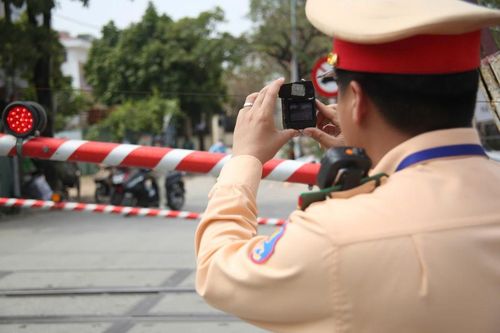 Bị cảnh sát xử phạt vì vượt gác chắn đường sắt, nữ tài xế nói do 'tàu chưa đến'