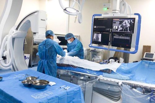 Phóng sự ảnh Thầy thuốc Bênh viện Hữu Nghị chăm sóc và bảo vệ sức khỏe cho bệnh nhân