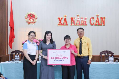 Quỹ Vì Tầm Vóc Việt trao 300 triệu đồng vốn vay hỗ trợ sinh kế cho phụ nữ có hoàn cảnh khó khăn tại