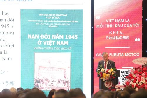 Hiệu trưởng Trường Đại học Việt Nhật nhận kỷ niệm chương của Đại học Quốc gia Hà Nội