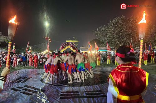 Trai làng cởi trần 'cướp cầu' trong lễ hội Thủy tổ dân ca Quan họ Bắc Ninh