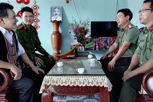 Những 'cột trụ' tinh thần dưới chân đèo Lò Xo