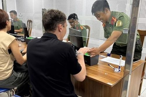 TP Hồ Chí Minh: Người nước ngoài đến xử lý quá hạn tạm trú gia tăng