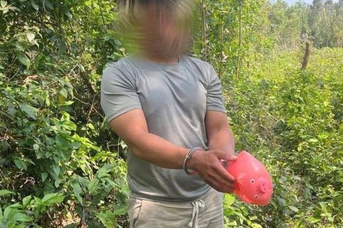 'Chiêu lạ' của nghi phạm gây 7 vụ trộm trong 3 tuần: Trời nắng vẫn mặc áo mưa, cắt camera rồi đột nhập