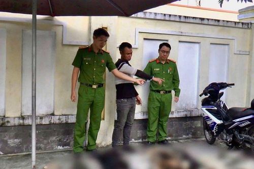 Khống chế, bắt giữ tại chỗ Trương Công Tuấn Anh cùng một bao tải tang vật