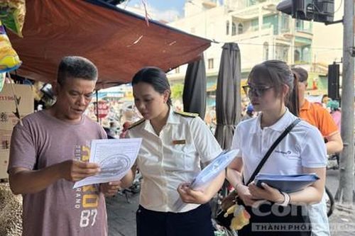 Phường Hạnh Thông 'xuống phố, vào chợ' hỗ trợ tiểu thương 'số hóa' tài khoản theo quy định mới