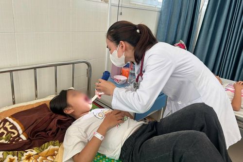 Hàng chục người nhập viện nghi do ngộ độc sau khi ăn bánh mì: Lấy mẫu xét nghiệm
