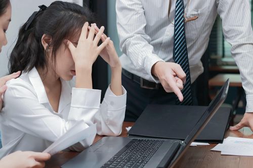 Chuyên gia cảnh báo những vị sếp ái kỷ hủy hoại sức khỏe nhân viên đến mức nào
