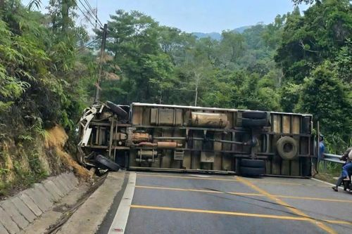 Xe tải lật chắn ngang đường, đèo B40 ở Lâm Đồng tê liệt nhiều giờ