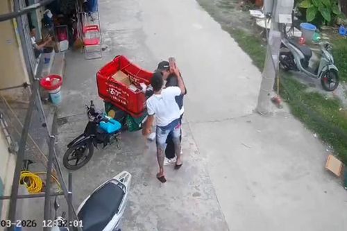 Nam shipper ở Hưng Yên bị đánh bằng gạch khi đang lựa hàng giao cho khách