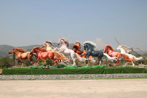'Hồi sinh' 8 linh vật ngựa ở xã biên giới Quảng Trị bị phá mất đầu, cụt chân