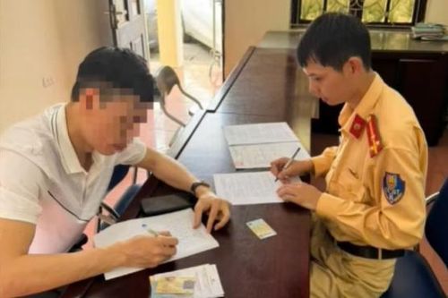 Dừng xe ngược chiều trên đường Võ Nguyên Giáp, tài xế Hà Nội bị xử phạt