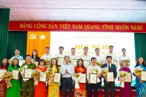 Xã Trung Giã khen thưởng 49 tập thể, 162 cá nhân có thành tích trong công tác bầu cử