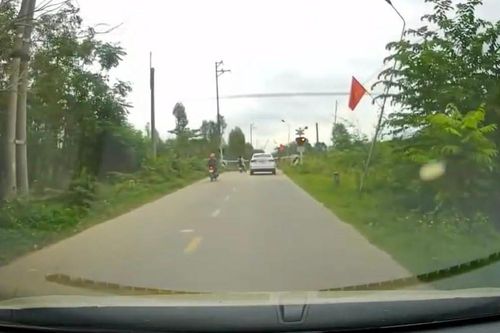 Hai nữ sinh liều lĩnh vượt gác chắn khi tàu đang đến gần