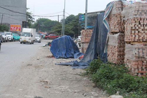 Đường chưa xong đã biến thành nơi tập kết vật liệu xây dựng, đổ rác và đỗ xe... tại dự án đường Vũ Quỳnh kéo dài
