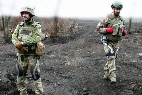 Ukraine thử 'khung xương ngoài' giúp binh sĩ vác tới 1,2 tấn đạn mỗi ngày