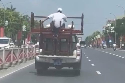 Xử phạt lái xe biển xanh chở bàn ghế cồng kềnh, người ngồi trên thùng khi di chuyển