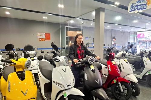 Thị trường xe điện ở Hà Nội nhộn nhịp, khách phải 'cọc', chờ nhiều tuần