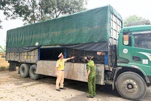 Chặn đứng hơn 5 tấn lạp xưởng không rõ nguồn gốc đang trên đường về Hà Nội