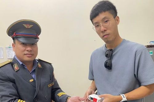 Nam hành khách ngoại quốc vội vã bỏ quên túi xách nhiều tiền mặt trên tàu