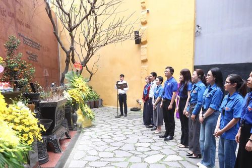 Chi đoàn Báo Đại đoàn kết sinh hoạt chuyên đề tại Di tích Nhà tù Hỏa Lò