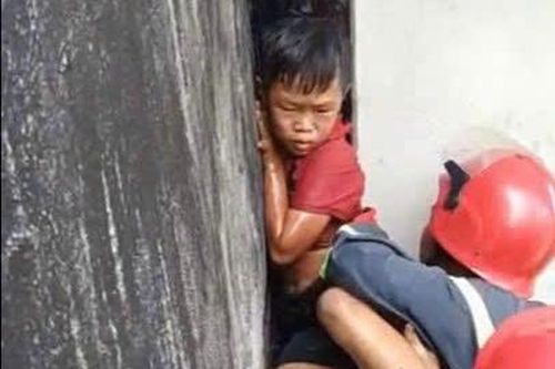 TP Hồ Chí Minh: Công an điều xe chuyên dụng cùng 12 cán bộ, chiến sĩ giải cứu bé trai bị kẹt tường