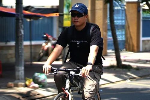 Chàng trai TP.HCM đạp xe 24 km/ngày đi làm để tiết kiệm xăng