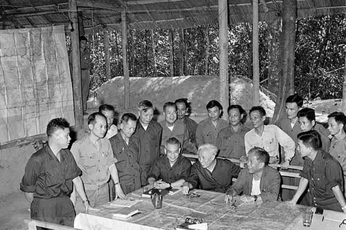 Bộ Chính trị quyết tâm giải phóng miền Nam trước mùa mưa 1975