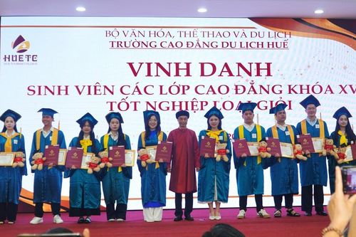 Trao bằng tốt nghiệp và kết nối hơn 4.000 cơ hội việc làm cho sinh viên du lịch