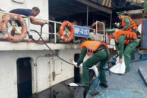 Tàu 2.254 tấn chìm tại cảng Nghi Sơn do sự cố cẩu hàng