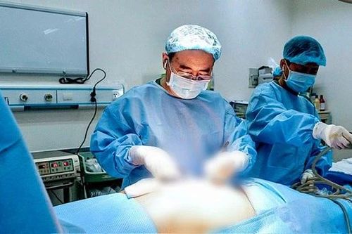 Giành lại nhịp thở cho người bệnh 90 tuổi bị phủ tạng chèn ép