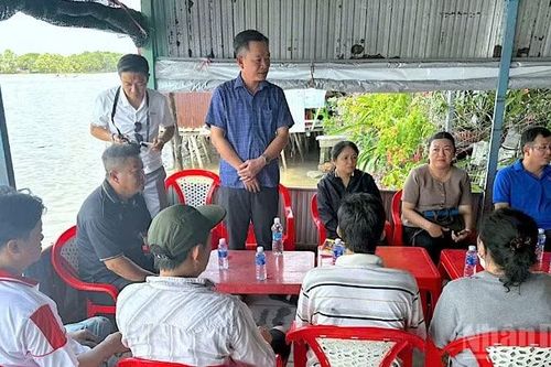 Hỗ trợ các hộ dân có nhà bị cháy vùng ven biển Cà Mau