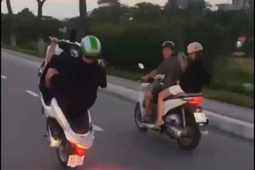 Cảnh sát giao thông Công an thành phố Đà Nẵng xác minh, xử lý người nước ngoài bốc đầu xe máy trên đường phố
